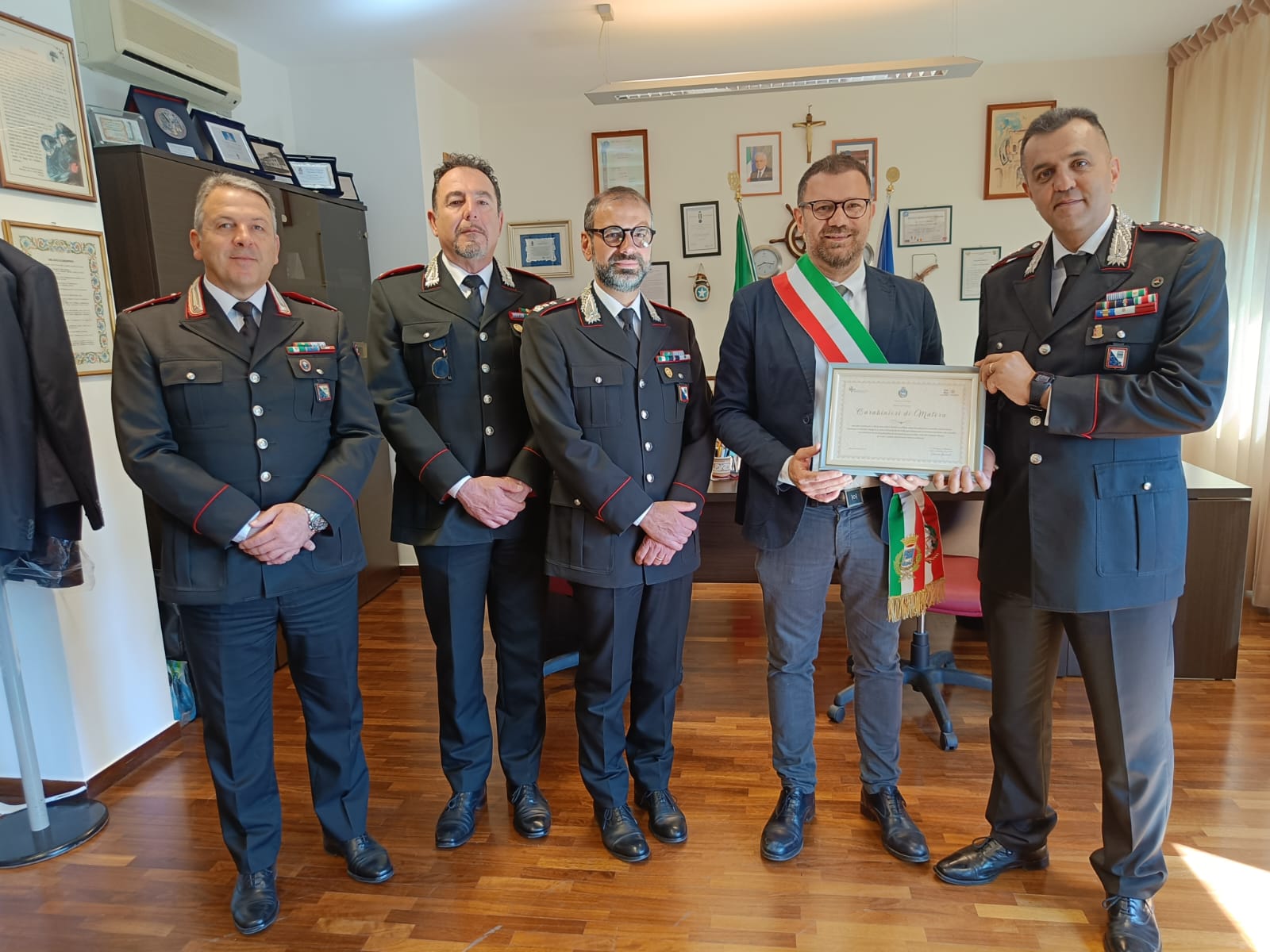 Il Sindaco Di Matera Bennardi Consegna Un Encomio Semplice Al Comando