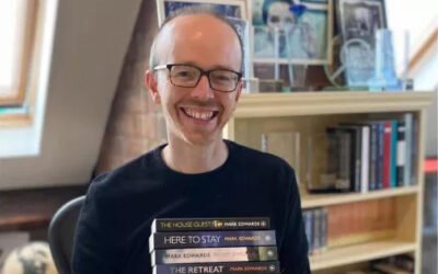 Una bella casa, una moglie amorevole e dei suoceri inquietanti: Mark Edwards, autore bestseller da 4 milioni di copie, torna con “Qui per sempre”, un thriller psicologico sulle agghiaccianti conseguenze dell’accogliere estranei nella propria casa