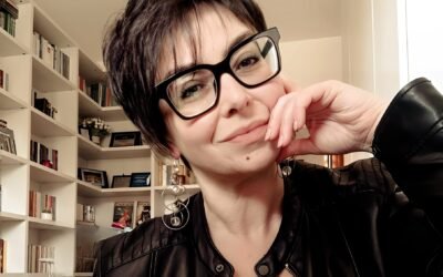 Viviana Picchiarelli in uscita con il suo quinto romanzo “Il confine dei silenzi”: una storia intensa per dare voce alla sordità, ai silenzi che escludono e al coraggio delle donne che rifiutano ruoli imposti