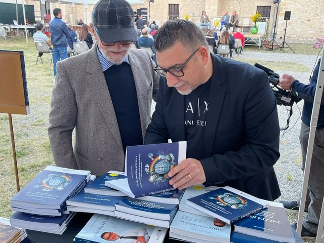 Dopo il recente successo al Salone del Libro di Torino, Rino Finamore ha conquistato anche il pubblico di Venosa con “Intelligenza autistica”