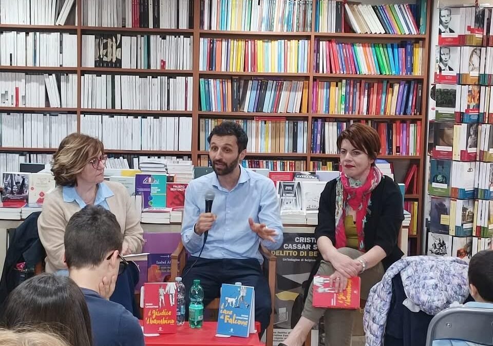 La ferocia delle stragi di mafia e la delicatezza di una narrazione destinata anche ai più piccoli: lo scrittore Dario Levantino a Matera incontra il pubblico. Evento promosso dalla Biblioteca della scuola “Nicola Festa” con l’Associazione Quartiere Lanera