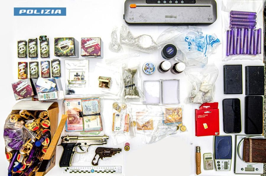 Matera: la Polizia di Stato arresta un 23enne, già sottoposto al regime degli agli arresti domiciliari, per detenzione ai fini di spaccio di sostanze stupefacenti e per detenzione abusiva di armi