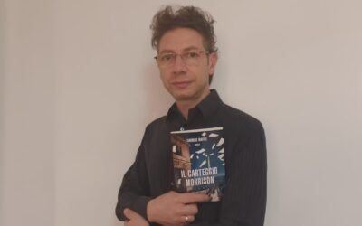 Uscito “Il carteggio Morrison” di Carmine Maffei, una storia tra realtà e finzione, documenti segreti e poesia, in cui la figura di Jim Morrison diventa emblema di un’intera generazione in lotta con il potere e sé stessa