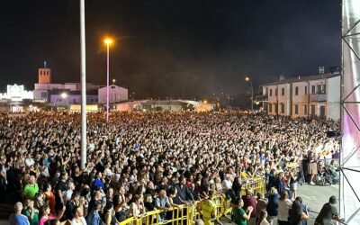 Marconia di Pisticci in delirio per Franco Ricciardi: oltre 10.000 anime in piazza per una notte magica