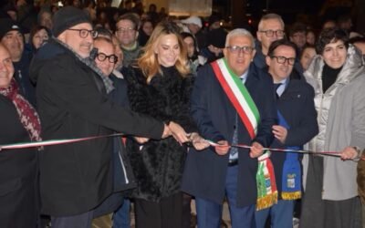 Pisticci, inaugurato nel rione Croci il Giardino verticale, uno dei più grandi d’Europa. Madrina dell’evento la nota conduttrice e showgirl Stefania Orlando