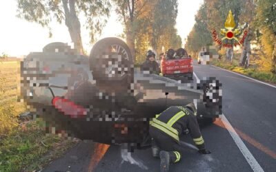 Auto fuori strada sulla San Basilio Mare, intervento dei Vigili del Fuoco. Ferita una 47enne