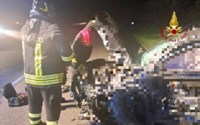 Incidente tra auto e autobus sulla la Strada Provinciale 3, due feriti non gravi. Intervento dei Vigili del Fuoco