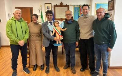 Matera: donato dall’Associazione Maria SS. della Bruna al sindaco Nicoletti un angioletto in cartapesta, opera dell’artista Francesca Cascione