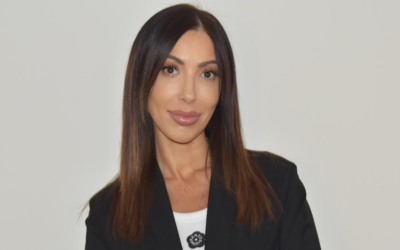 “Non sposare uno coi calzini bianchi”: il nuovo romanzo di Emma Mariani tra nostalgia, amicizia e “regole di sopravvivenza”