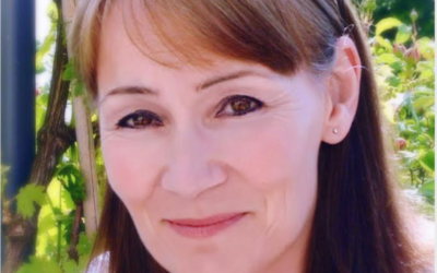 Autrice bestseller di “La custode dei profumi perduti” e “Il segreto della sarta di Parigi”, Fiona Valpy arriva ora in Italia con “L’ombra oscura della luna”