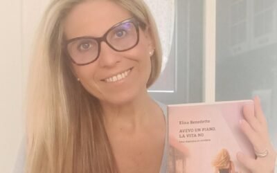 In libreria “Una mamma in corriera” di Elisa Benedetto: una commedia brillante e sincera sulla resilienza femminile, sull’equilibrio impossibile tra lavoro e famiglia e sull’arte di reinventarsi senza mai perdere leggerezza