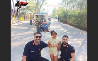 Un abbraccio che cancella la paura. Bimba smarrita a Policoro ritrova i genitori grazie all’Arma e al cuore di un militare