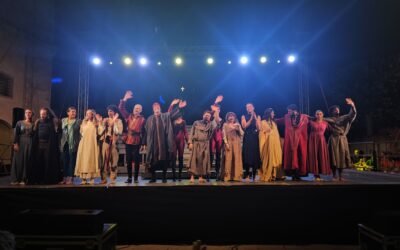 Matera, piazza Vittorio Veneto gremita per il musical “Forza Venite Gente” organizzato dall’Associazione Maria SS. della Bruna: emozioni a fior di pelle e applausi