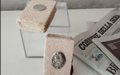 “La cultura nuoce gravemente all’ignoranza”: a Napoli, alla Biennale del Libro d’Artista… si fa tascabile, anche due opere in tufo dell’artista Franco Di Pede