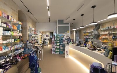 In un locale di quasi un secolo tecnologie all’avanguardia inserite in uno spazio nel quale predomina il tufo: l’architetto Nicola Ambrosecchia racconta in “Percorsi di Architettura” il progetto della Farmacia Coniglio