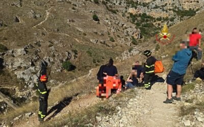 I Vigili del Fuoco soccorrono una donna ferita nella zona della Murgia Materana