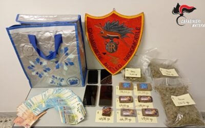 Folle corsa nella notte e carico di droga lanciato dal finestrino: due persone arrestate dai Carabinieri dell’Aliquota Radiomobile della Compagnia di Pisticci